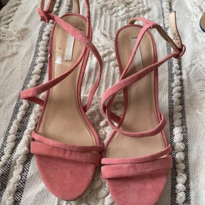 Klacskor  - Säljer dessa rosa klackskor med snörning runt foten. Väldigt fin färg som går att matcha med mycket. Tyvärr kommer dem inte till användning. Fler bilder kan skickas vid intresse 