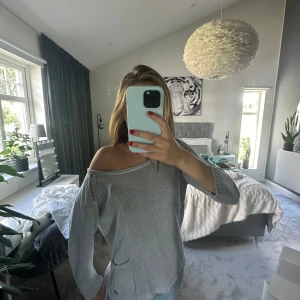 Stickad t-shirt  - Stickad t-shirt🌼 Står ingen storlek men skulle säga att den är S/M!