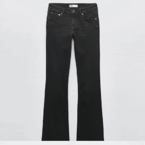 Zara jeans low waist - Säljer dessa jätte fina jeans från zara som varit slutsålda länge, jeansen har inga defekter och är i jätte bra skick, bara skriva om ni undrar över något eller vill ha fler bilder❤️