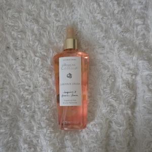 Victoria`s secret perfym - Victoria`s secret perfym med en fräsch lukt, fins inte kvar att köpa🩷🤍💫✨️