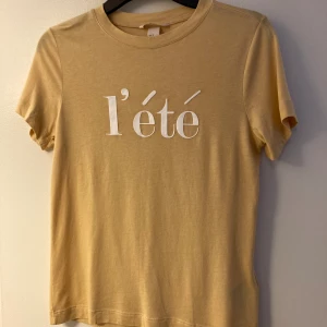 T-shirt från H&m  - T-shirt från H&m, aldrig använd. Strl 36 Köparen står för frakt