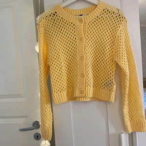 Hm kofta - Jag säljer en gul kofta från hm i storlek xs som inte har använts. 