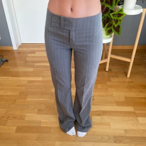 Lågmidjade kostymbyxor - Ljusgrå Lågmidjade kostymbyxor i storlek XS, jag är 165 🙌😇