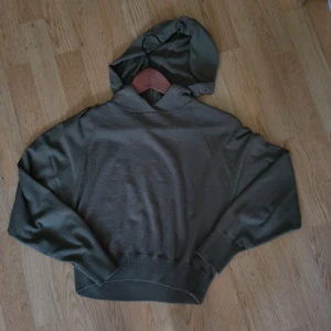 Cropped hoodie - Kortare, typ cropped mörkgrön hoodie/tjocktröja med luva. Storlek S, från carling i fint skick. Hämtning, annars betalas frakt av köparen. Bara att skriva vid frågor eller bud! 🌻 
