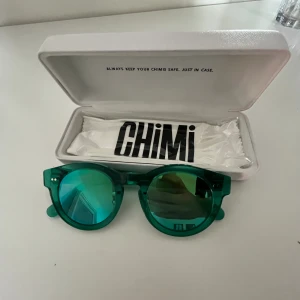 Chimi glasögon  - INTRESSEKOLL mina oanvända Chimi glasögon som är helt nya och oanvända! Boxen är lite rostig bak som man ser på bild 2 då mitt värmeskydd råkade läcka ut. Men endast boxen! Säljer för 1000kr då det inte går att få tag på. 