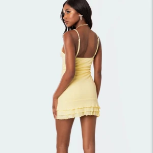 Gul mini dress - Säljer oanvänd klänning med prislapp kvar på från edikted, ordinarie pris 935 kr säljer för 380kr