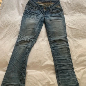 lågmidjade jeans - ett par snygga lågmidjade ljusblå jeans, Ca 38 cm rätt över i midjemått och innerbenslängden är 80