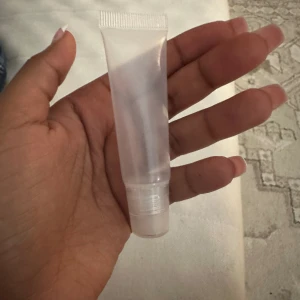 Läppglans hållare  - Säljer toma läspglans hållare där du kan lägga ditt läppglans i. 15kr st 