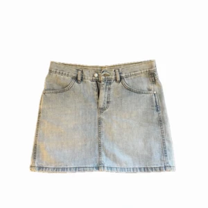 Vintage Jeanskjol - Säljer den här jättefina jeanskjolen!!! Passar till jättebra till sommaren☀️💓💓 