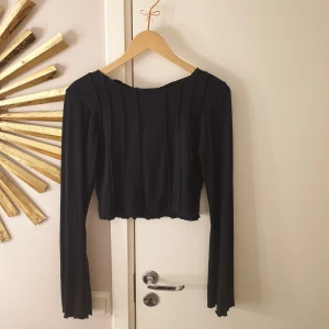 topp - Topp med kontrast sömmar i nyskick med prislappen kvar 