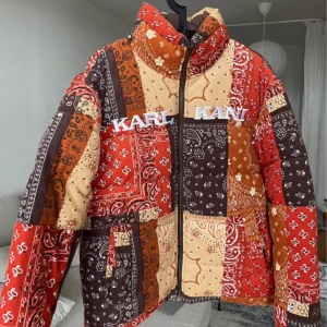 Karl Kani Jacka - Karl Kani Jacka  Multicolour, reversible and polyester  Storlek : M  Helt ny, oanvänd  Finns i Malmö. 