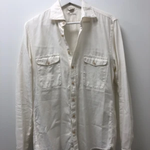Skjorta stenströms - Riktigt fräsch skjorta/overshirt i sommrigt tunnt material. Slimline modell vilket innebär en mer slim fit på skjortan. Skick 10/10