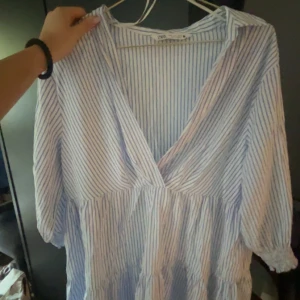 Klänning - Skit gullig klänning nu till sommaren! Tycker om den super mycket men är i behov av pengar just nu.. jätte bra skick❤️