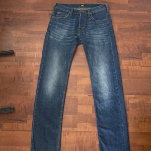 Blå Lee jeans - W29 L32 knappt använda. Nyskick. Mörkblå. Säljer för att dom är för korta. Fråga gärna om mer/bättre bilder. Kan mötas på södermalm