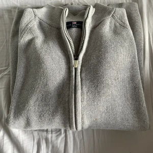 Blue harbour zip - Super snygg och fräsch zip tröja från blue harbour skick 9/10 inget fel på tröjan bara att den sitter tajt på mig och det är därför jag säljer 