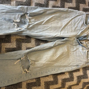 Straight jeanse - Straight jeans med hög midja och två hål från Gina tricot