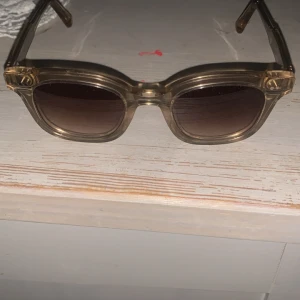 Chimis solglasögon  - Säljer ett par chimis då jag inte andvönder dom perfekt nu till soliga dagar 