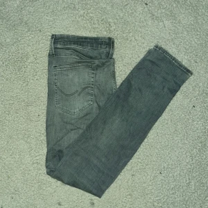 Jack&jones jeans - Tjenare, jag säljer ett par jettefina Jack&jones jeans. Dem har en liten slitning över högra bakfickan som man knappast ser men annars är dem i väldigt bra skick! Tveka inte på att höra av dig om det är något du undrar!👌💯