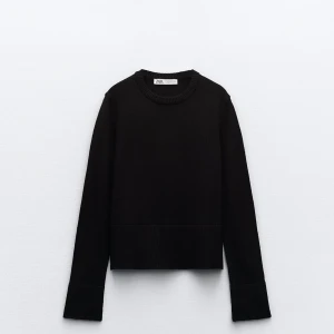 Stickad tröja  - Säljer min långärmade stickade tröja då den tyvärr inte var något för mig! Endast testad därav nyskick 