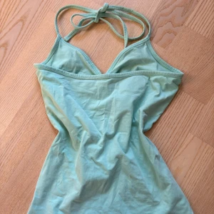 Vintage top från vinted (H&M)  - Blå/grön top med knyte i nacken från vinted (gamla h&m) i storlek XS (passar S). Den är i fint skick men använd några gånger💕 Lägg ett bud på vad ni tycker är rimligt! 