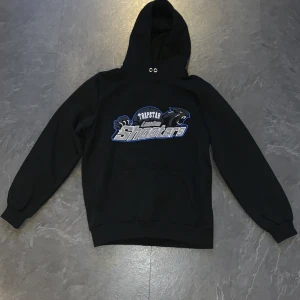 Trapstar shooters tröja - Trapstar Shooters tröja i svart och blå och i storlek M i braskick