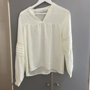 Söt blus  - Så gullig blus från jdy!!💓💓 stl M men passar mig me xs/s ocksåå
