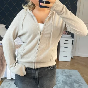 Soft goat - Beige soft goat zip hoodie. Säljer då den aldrig används längre. Väldigt bra skick utan fläckar eller hål❤️  Storlek L, passar även s och m