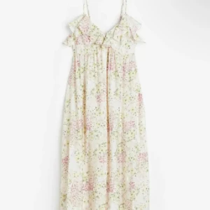 Somrig H&m klänning 💕 - Säljer denna otroligt snygga klänning som jag har köpt från en tjej på Plick 💕💕populär sommar klänning som är slutsåld, knappt använd. Perfekt inför midsommardagen 💓 Storlek 38 men passar även 36 dvs storlek S Säljer då den inte passade min byst 