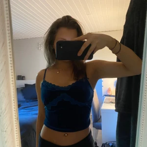 Linne - Jättefint marinblått linne i velour med spets🤍 