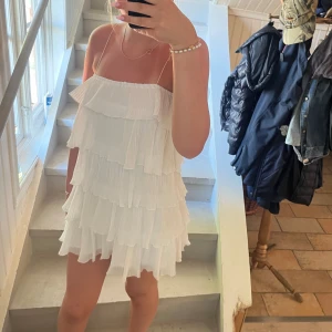 Klänning  - Såå fin volang klänning i storlek S!! Helt ny endast testad!🌸🥰