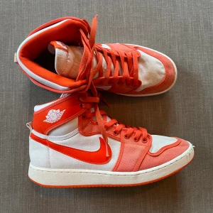 Air Jordan 1 Retro AJKO - Tjena, Säljer ett par Air jordan 1 retro AJKO Syracuse. Skick 8/10 lite tecken på användning. Storleken är 45 men jag har storlek 44 och de passar mig. Priset är inte fast, hör av dig vid minsta fundering!
