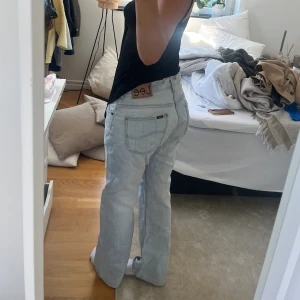 Ljusblå jesns - Ljusblå jeans från Lee, raka i modellen. Passar 36/38