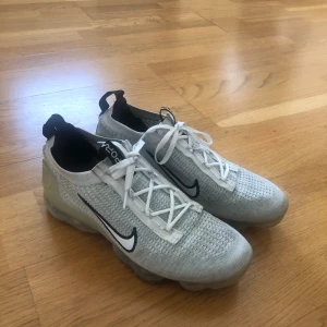 Nike Air Vapormax 2021  - Säljer mina Vapormax 2021, de är i väldigt fint skick och är i storlek 43. Köpta för ett par veckor sedan och nypriset ligger på ungefär 2249 kr. Priset kan diskuteras vid snabb affär.