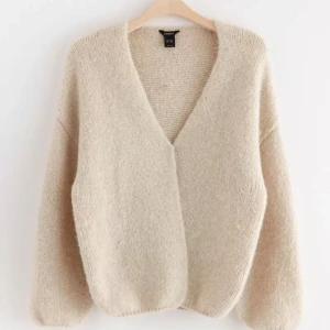 Super din kofta från Lindex   - Jätte fin kofta från Lindex, som är helt slutsåld💗den är endast använd ett fåtal gånger. Det är bara att skriva om ni vill ha egna bilder på den🥰