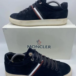 Moncler skor - Säljer nu ett par skydda Moncler skor i snorkel 43 jätte bra skick och box är inkluderad pris 2249