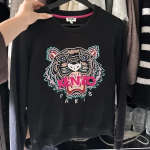 Kenzo tröja  - Svart kenzo tröja i storlek S, dam! Använd 2 gånger så i nyskick. 