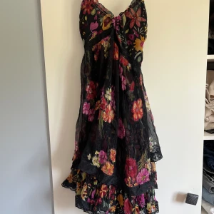 Blommig mini volang klänning zara - Otroligt fin klänning med volanger från zara. Mer som en xs/s