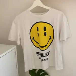 Jag säljer en smiley t-shirt från zara i storlek s.