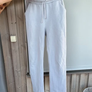 LXA ljusgrå mjukisbyxor - LXA ljusgrå mjukisbyxor. Finns en väldigt svag fläck på ena benet som knappt syns. Sen är dom sydda baktill då lappen hade lossnat. Jag har inte använt dom mycket, jag köpte dom av en annan tjej på Plick. 