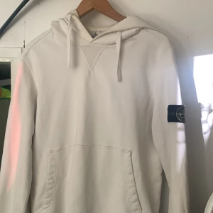 Stone island hoodie  - Stone island hoodie Använd 1-2 gånger Bra skick Kan tänka och gå ner med din i pris med tanke på att den är hyfsat gammal