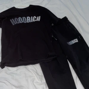 Hoodrich tracksuit  - Hej, säljer en hoodrich t-shirt och hoodrich byxor som matchar varandra. Storleken är XS men passar S också. Skriv vid funderingar 