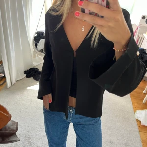 Blus - Vacker blus, går att använda till mycket. Både med och utan Exv linne under. 