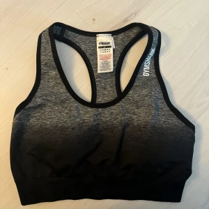 Gymshark sport bh - Gymshark sport bh i storlek M  Knappt använd finner inget att anmärka. Tryck intakt och inlägg finns