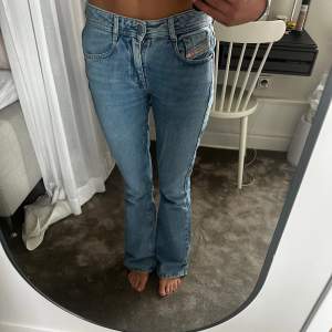 Säljer nu äntligen mina favorit Jeans ifrån diesel som fortfarande är i ett gott skick. Super fina bootcut jeans i den finaste tvätten! Jag är 173 och längden är perfekt för mig! 