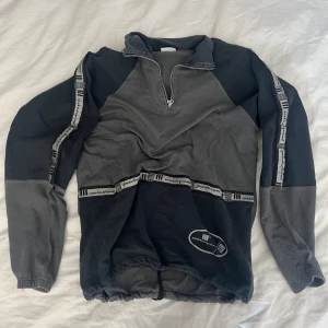 Collage tröja  - Cool oversized college tröja i lite tunnare material. Köparen står för frakt.