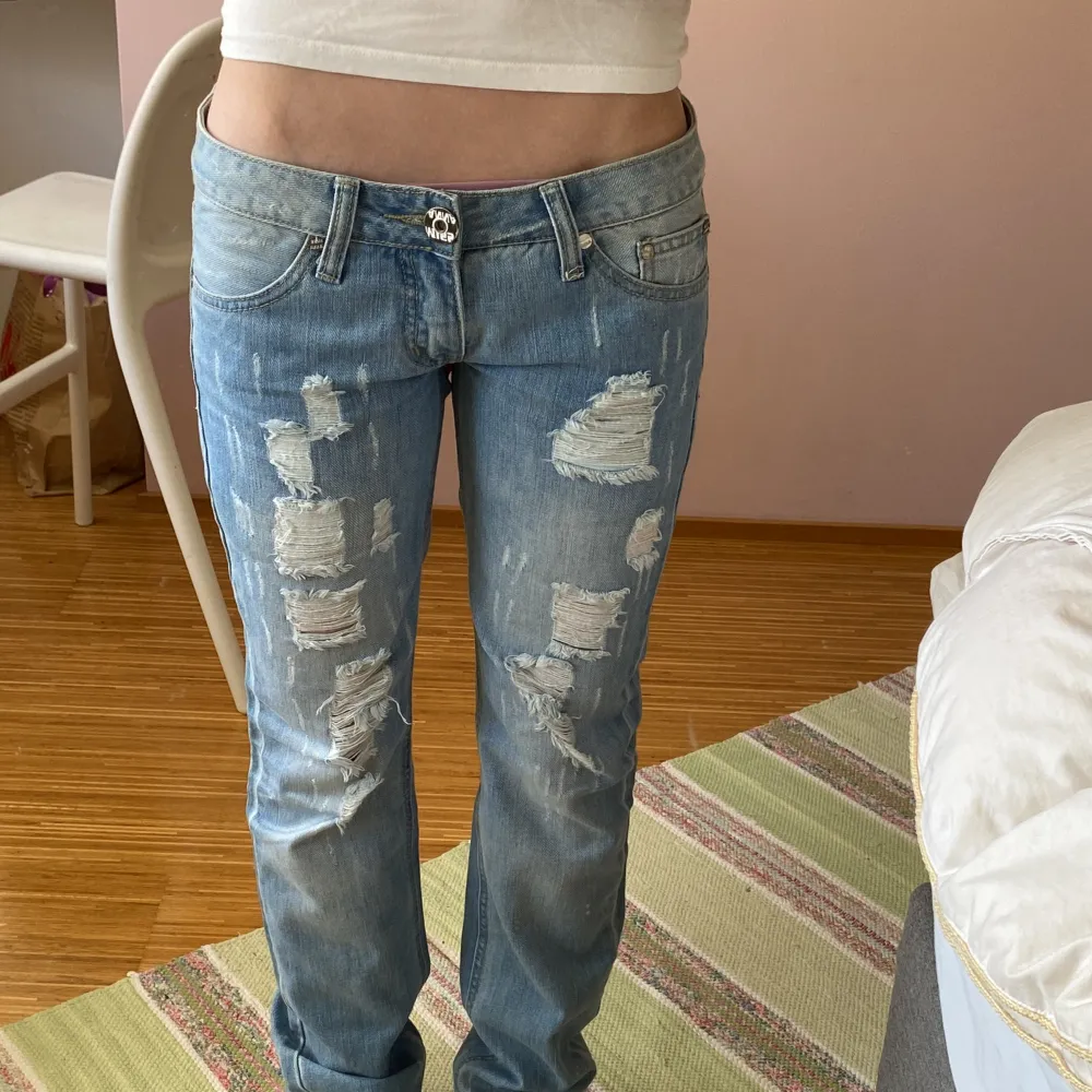 Säljer mina sååå fina jeans med hål i, dom är från miss Anna och har flera fina detaljer på flera små knappar💗kontakta för mer info 😊. Jeans & Byxor.