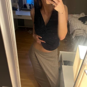 Lång kjol med slits - Extrem skön kjol, sitter fint på men använder inte längre.