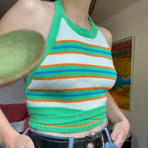 Söt halterneck omlott topp - Gullig halterneck med omlott. Väldigt långa band tycker det är snyggt att knyta flera varv med dom. Vintage inköpt second hand. 