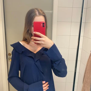 Blus - Jättefin marinblå blus från ginatricot. Den är tyvärr för stor på mig och därför måste jag sälja. Fint skick och inga tecken på användning. Skriv privat vid ytterligare frågor eller funderingar💗💗