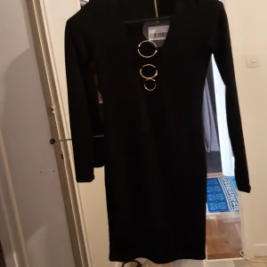 Svart och tajt annorlunda klänning - Det är mycket bra skick